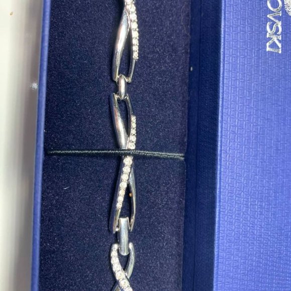 SWAROVSKI TWIST FIGURE EIGHT BRACELET - Picture 2 of 5